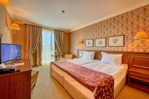 Minibar, escritorio, tabla de planchar con plancha y wifi gratis 