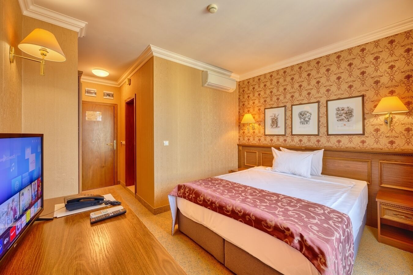 basic single room, 1 queen bed, balcony | living area | flat-screen tv