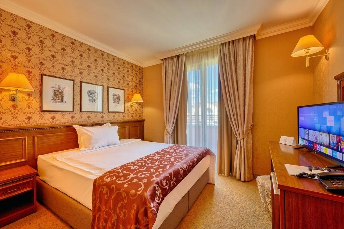 Chambre simple de base, 1 grand lit, balcon | Minibar, bureau, fer et planche Ă repasser, accĂšs au Wi-Fi (inclus)