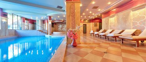 Una piscina cubierta