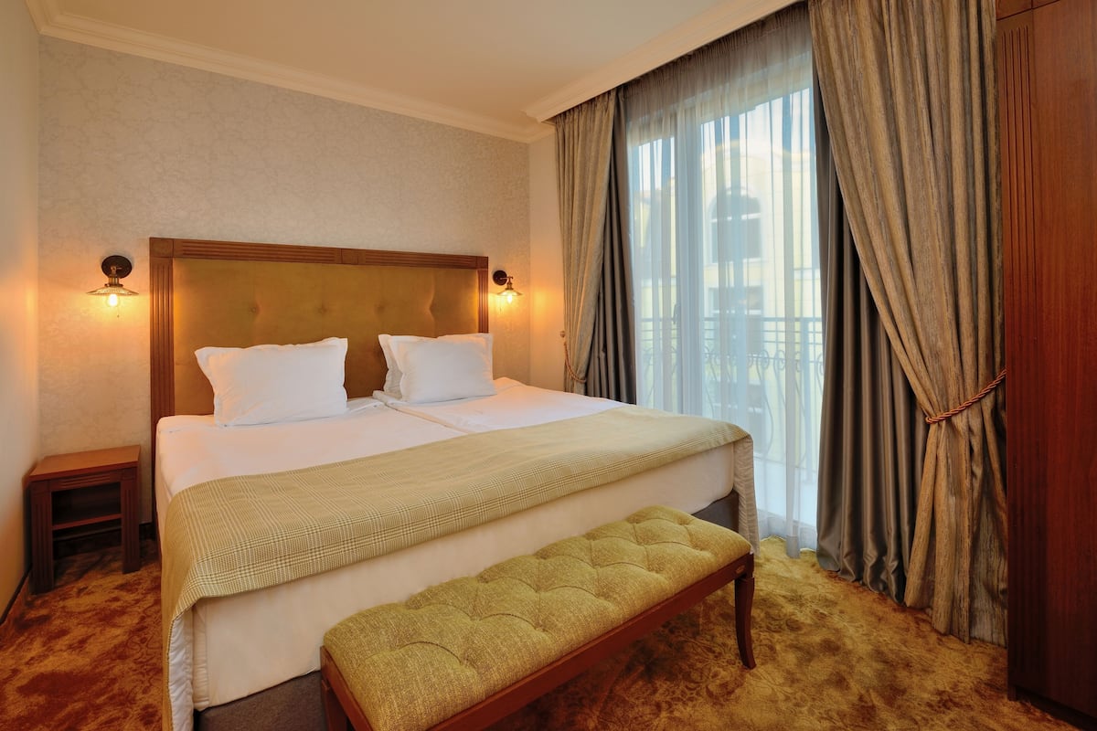 deluxe double room, 1 king bed, balcony | 1 bedroom, minibar, desk, iron/ironing board