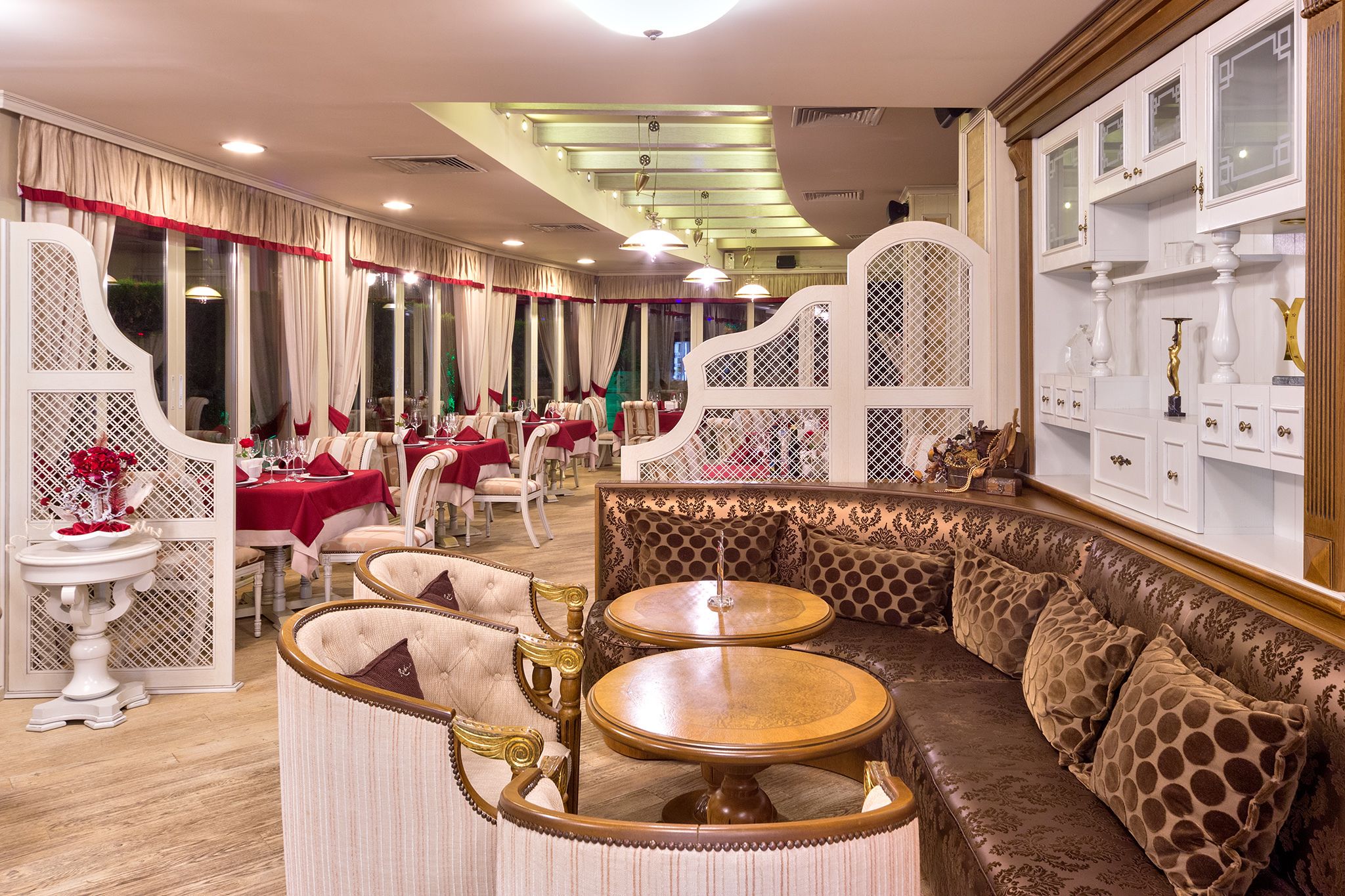 Lobby-lounge