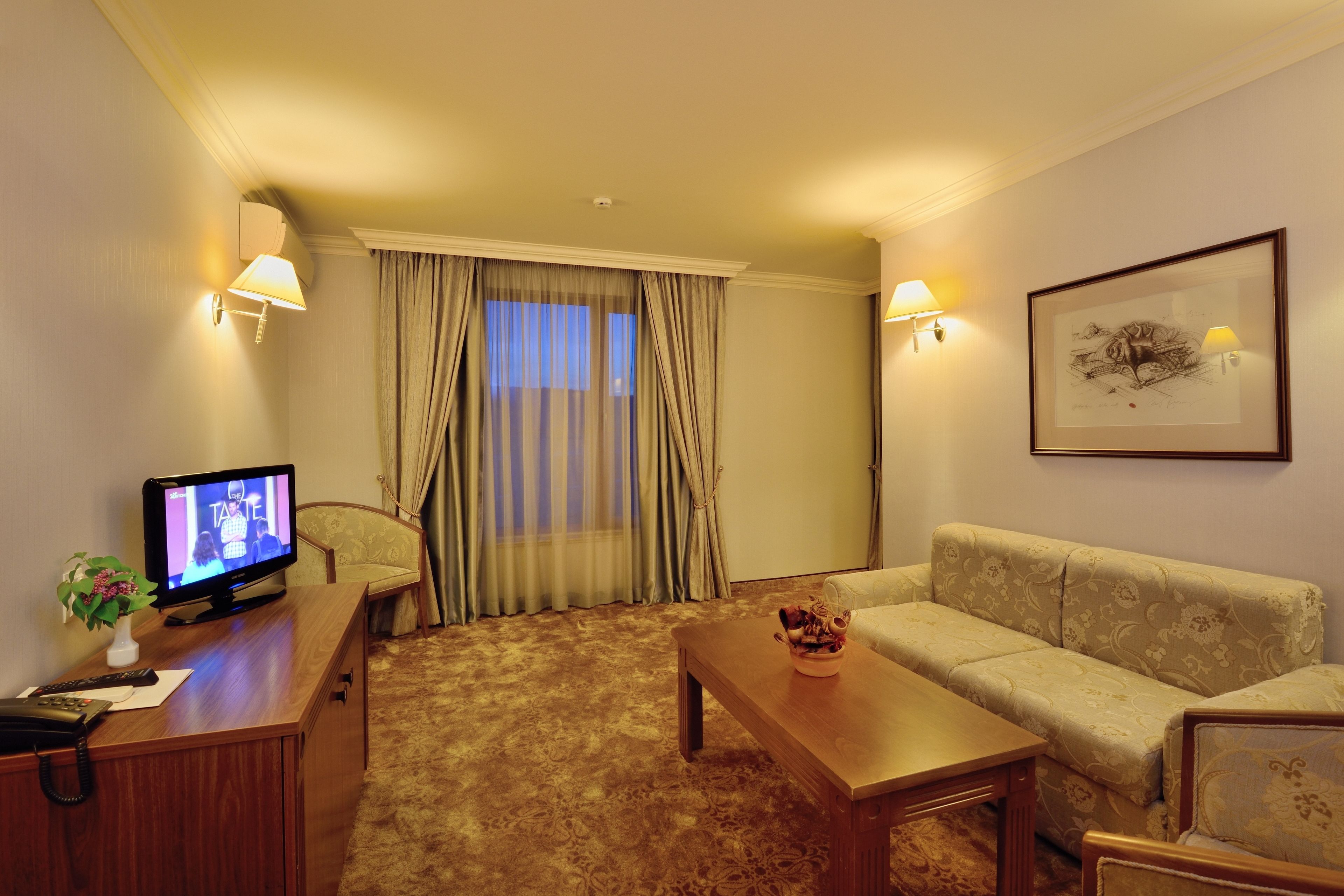deluxe double room, 1 king bed, balcony | 1 bedroom, minibar, desk, iron/ironing board