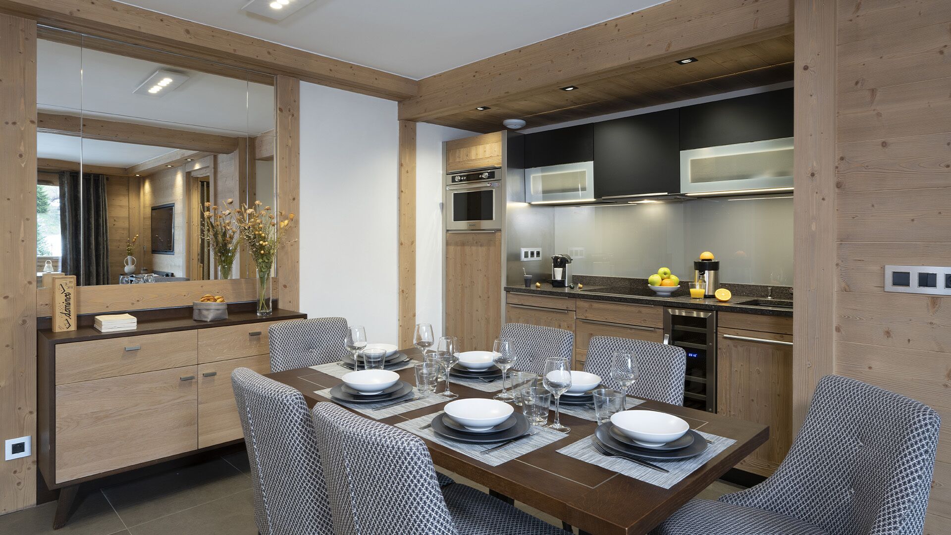 Une cuisine moderne avec des meubles en bois, un four encastré et un four à micro-ondes.
