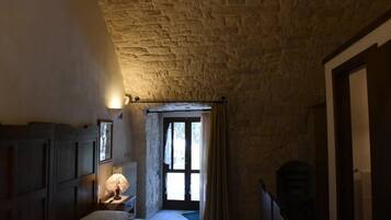 Desk, soundproofing, free WiFi, bed sheets