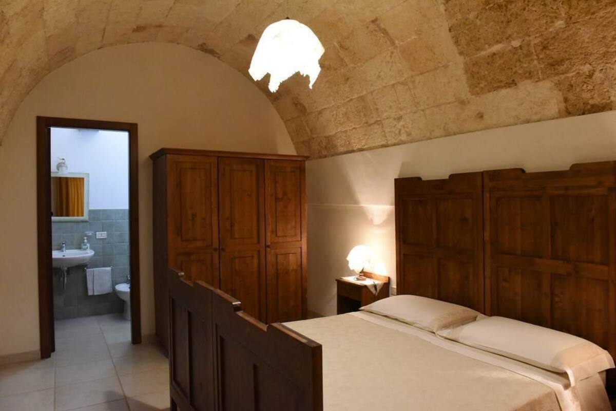 Desk, soundproofing, free WiFi, bed sheets