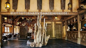 A spacious lobby with high ceilings, wooden beams, and a central ice sculpture. - La Cite suspendue (Plailly)