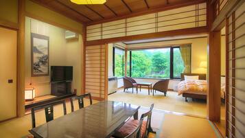 Family Suite (201) | Free WiFi, bed sheets