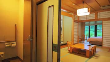 Una habitación tradicional japonesa con suelo de tatami, una mesa de madera y un puertas correderas.