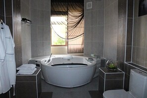 Presidential Apartment | Bathroom - Hotel Aurora Plus (Bulan-Sogottu)