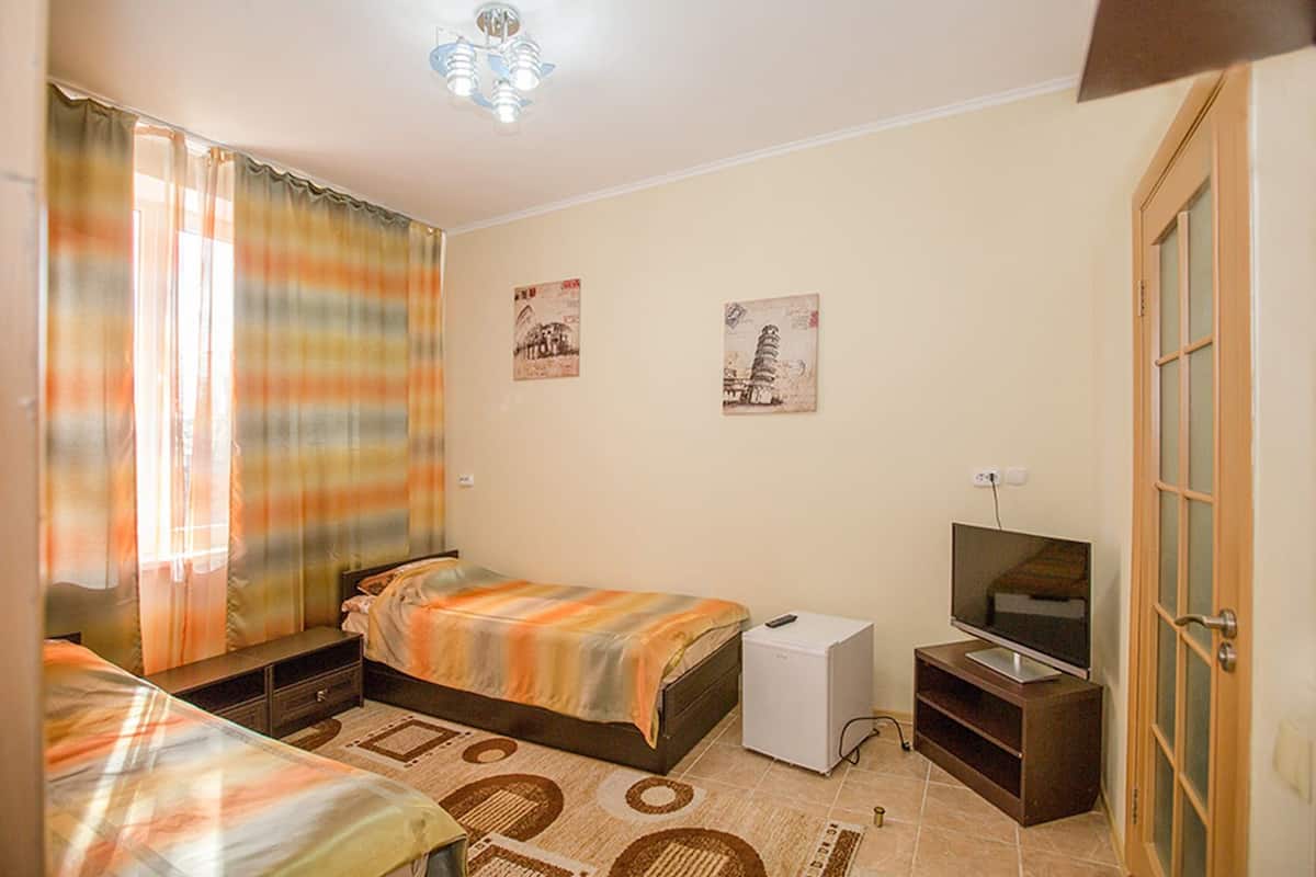 Economy Twin Room | Hypo-allergenic bedding, down duvets, in-room safe, rollaway beds