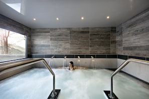Indoor spa tub - MGM Hôtels & Résidences – Résidence Chalets Éléna (Les Houches)