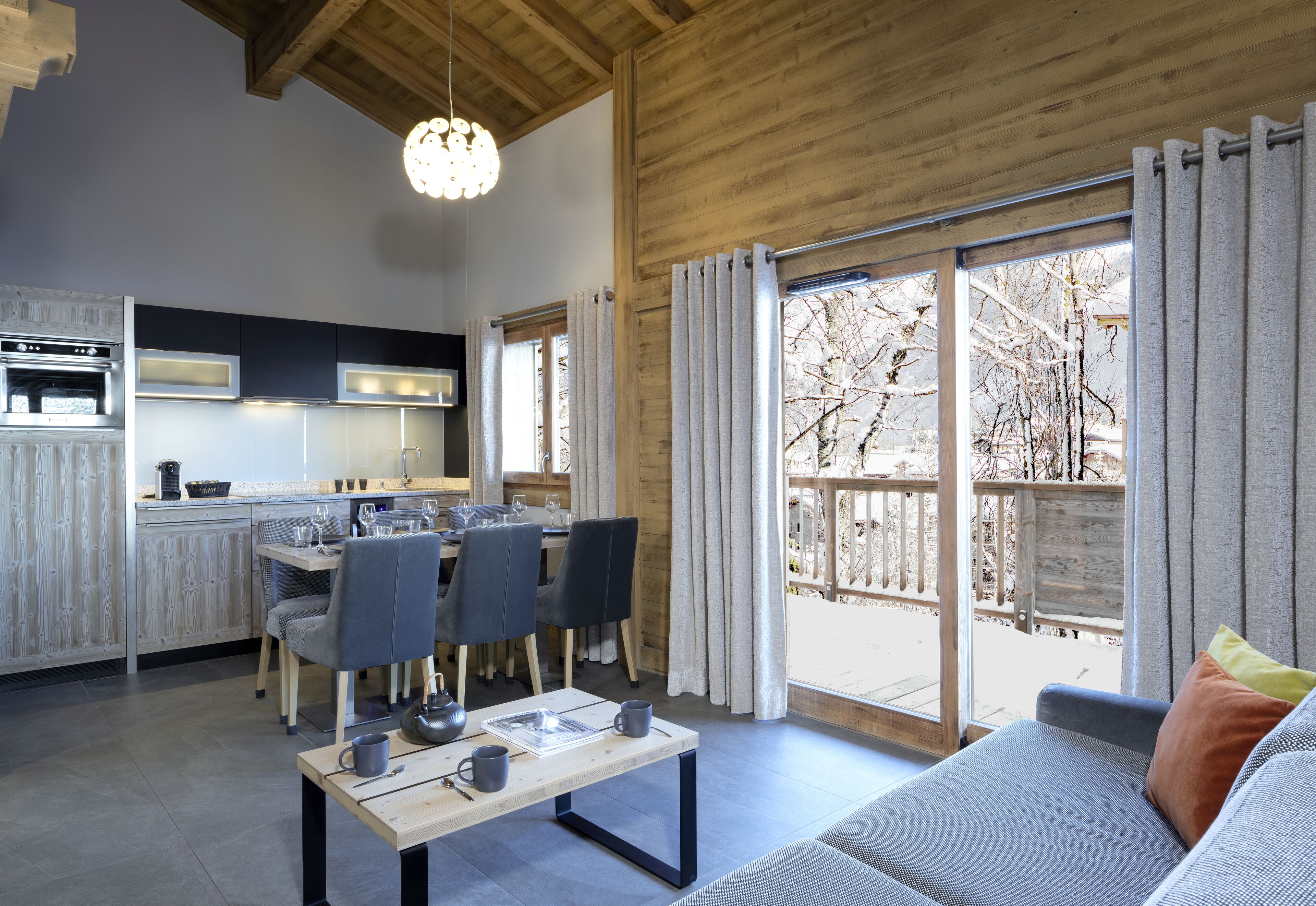 Apartment 3 rooms, 6 people | Living area | Flat-screen TV