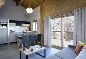 Apartamento, 2 habitaciones | Zona de estar | Una televisión de pantalla plana