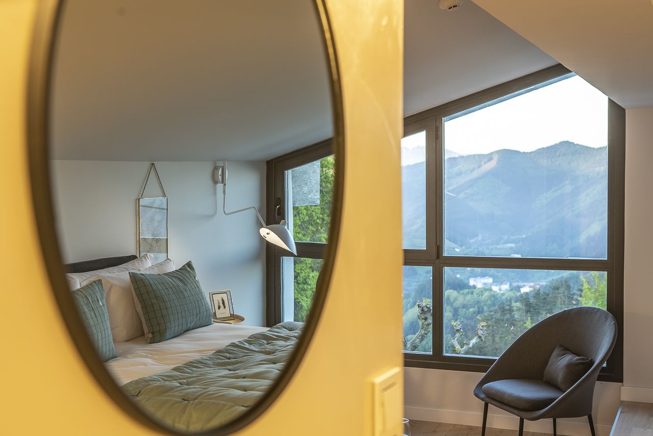 suite, mountain view | premium bedding, down duvets, select comfort beds, desk