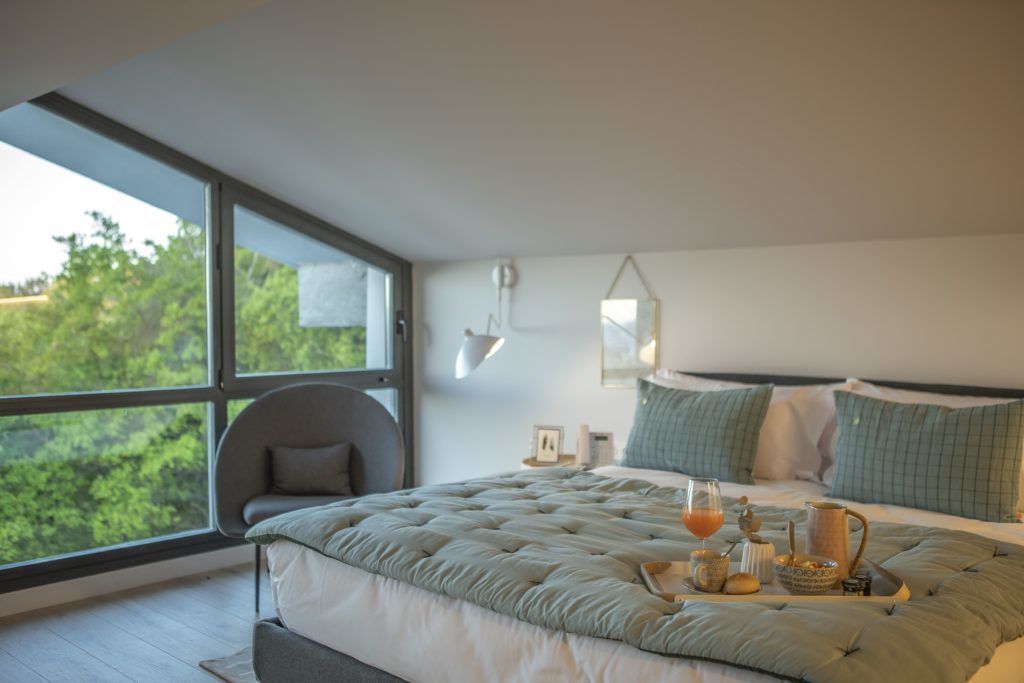 suite, mountain view | premium bedding, down duvets, select comfort beds, desk