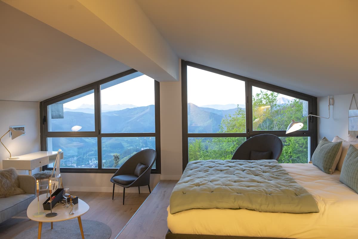 suite, mountain view | premium bedding, down duvets, select comfort beds, desk