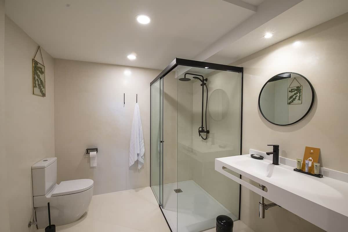 superior double room | bathroom | free toiletries, hair dryer, towels