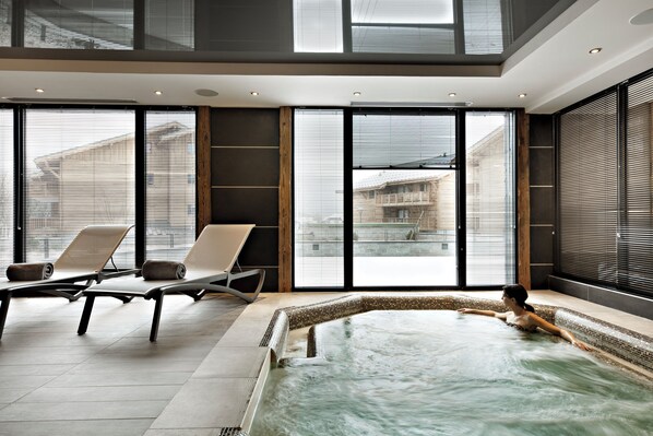 Indoor spa tub