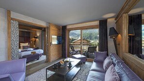 Comfort Suite | Living area | 50-cm flat-screen TV with digital channels, heated floors