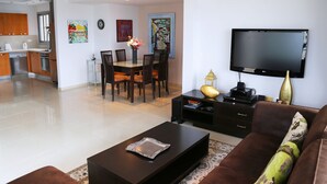 Luxury Apartment, 3 Bedrooms | Living room | Flat-screen TV - Luxury With Stunning View And Parking (Ramat Gan)