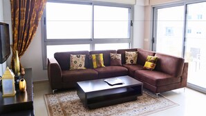 Luxury Apartment, 3 Bedrooms | Living room | Flat-screen TV - Luxury With Stunning View And Parking (Ramat Gan)