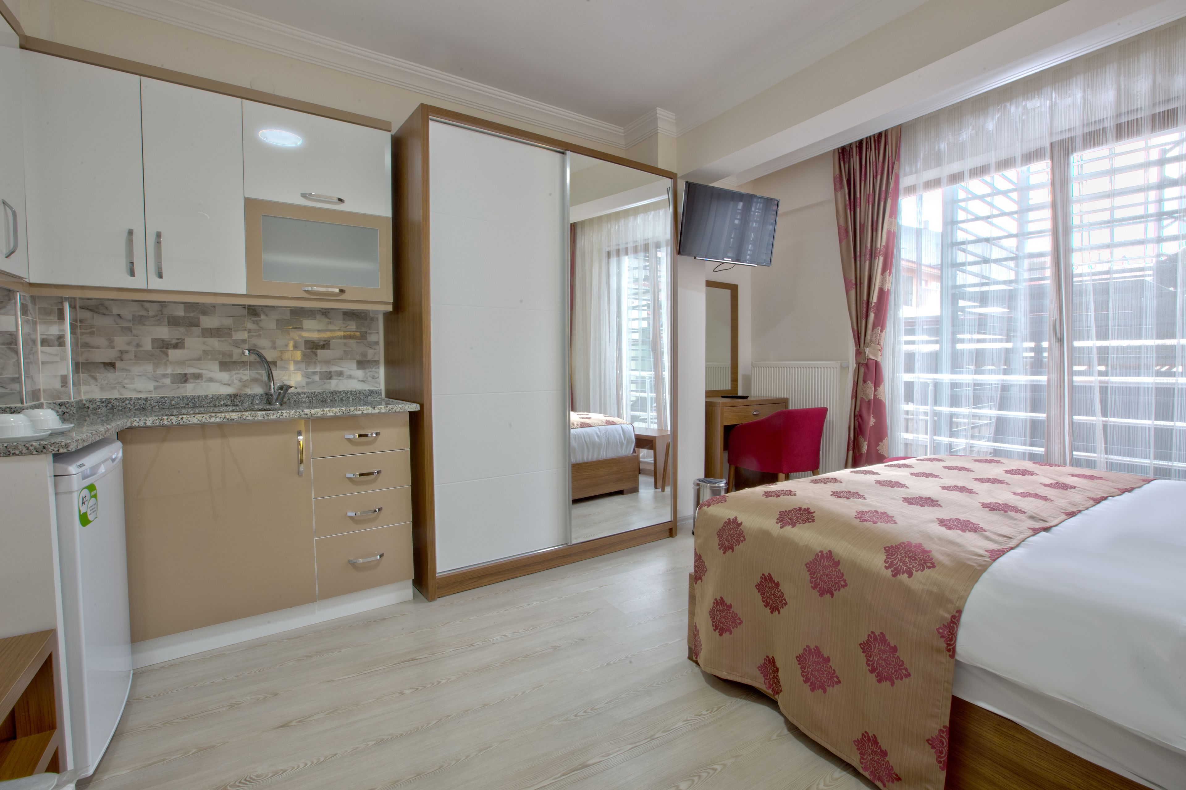 standard room | minibar, in-room safe, desk, blackout curtains