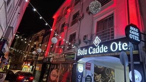 A hotel named "Bolu Cadde Otel" with a sign indicating "Sulemin Lezzetleri" and a contact number. - Bolu Cadde Otel (Bolu)