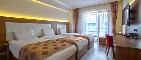 Habitación Business triple | Minibar, caja fuerte, escritorio y cortinas opacas