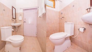 Cottage, 2 Single Beds, Non Smoking | Bathroom | Shower, towels