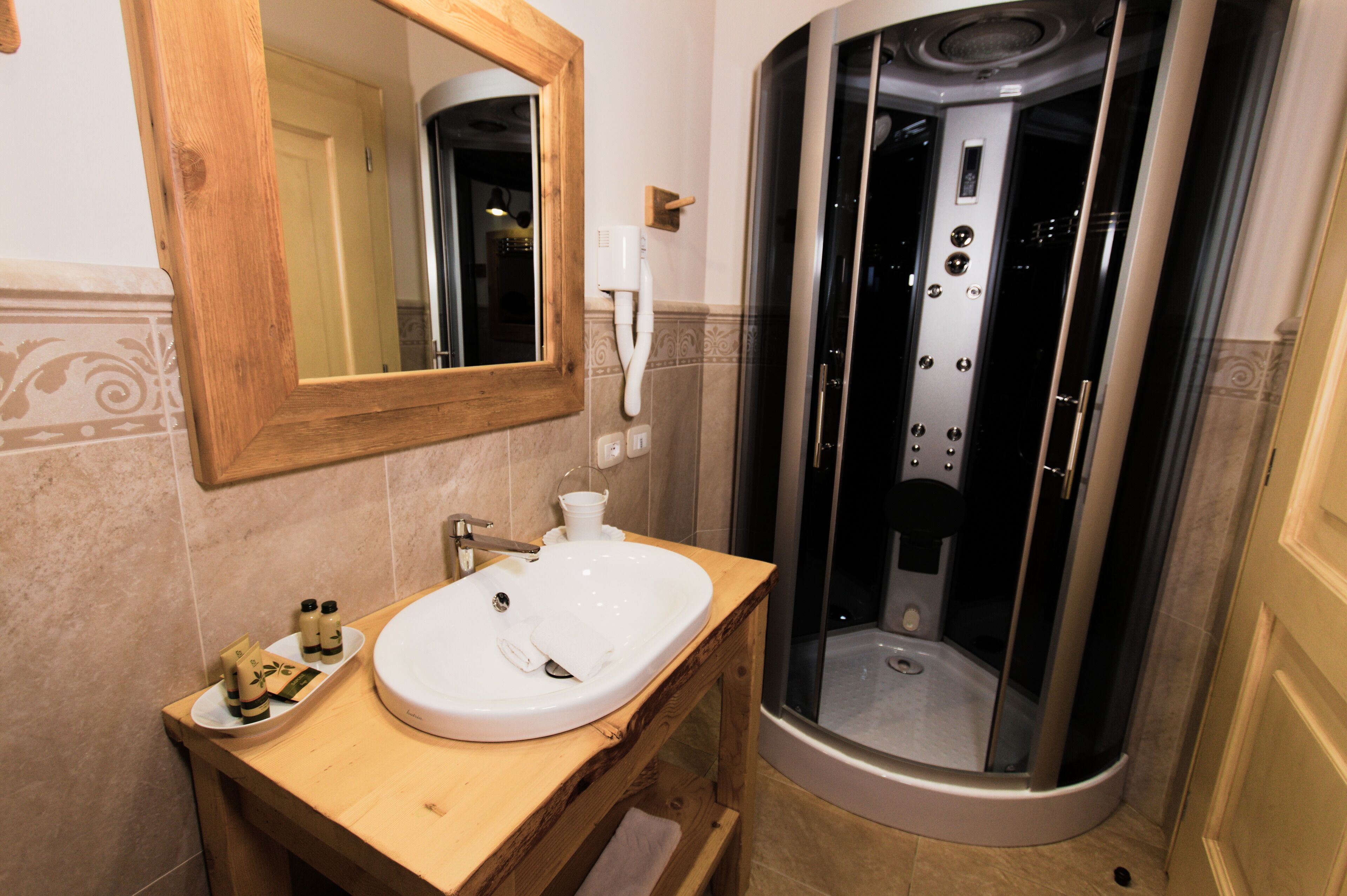 Exclusive-Doppelzimmer (Garofano) | Badezimmer | Dusche, Hydromassagedusche, kostenlose Toilettenartikel, Haartrockner