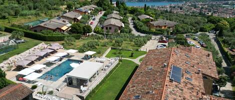 Alberca al aire libre por temporada y sombrillas en la alberca