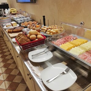 A buffet with various food items, including pastries, meats, and cheeses. - Agriturismo Milord (Salò)