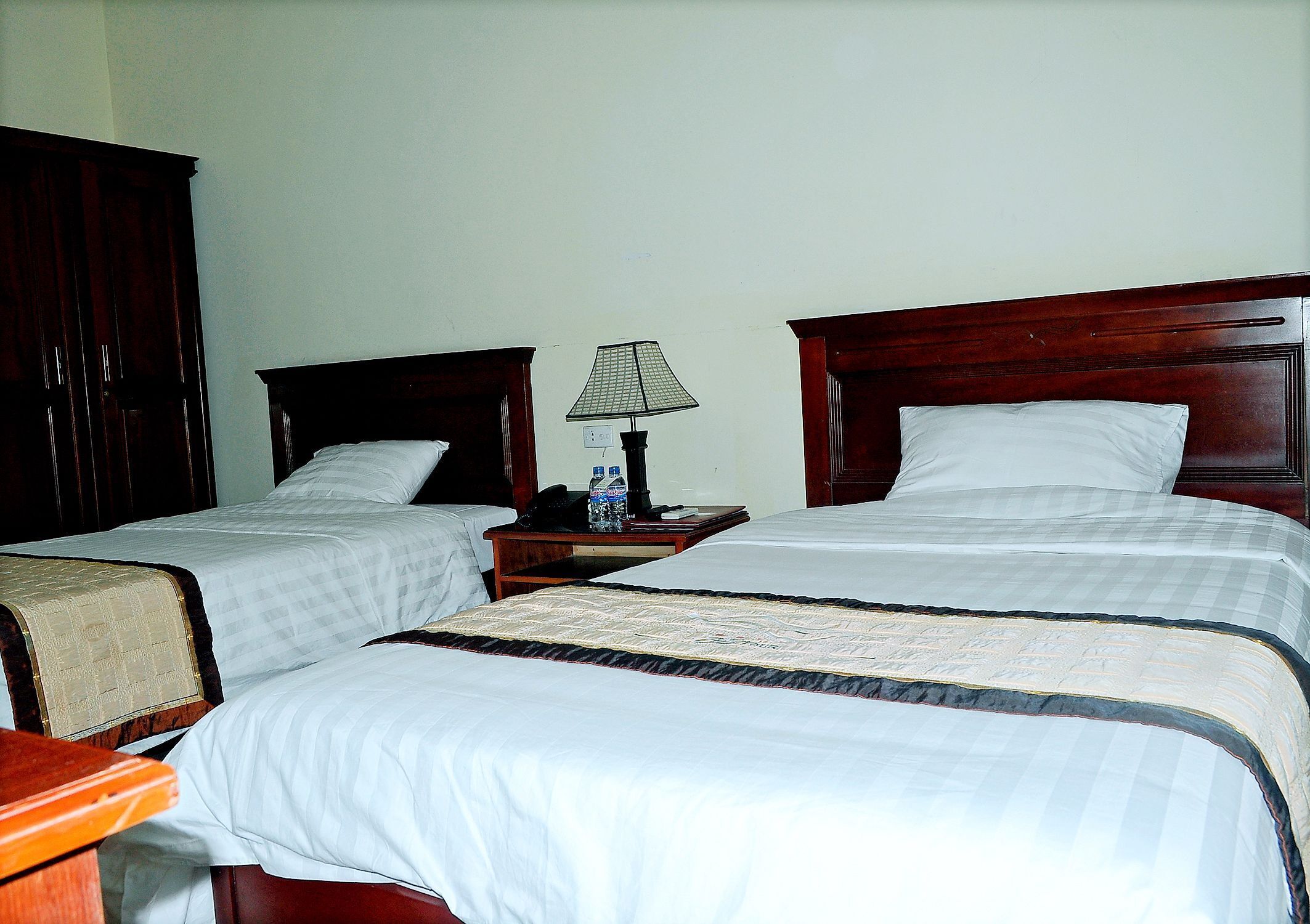 Roupas de cama premium, frigobar, cofres nos quartos