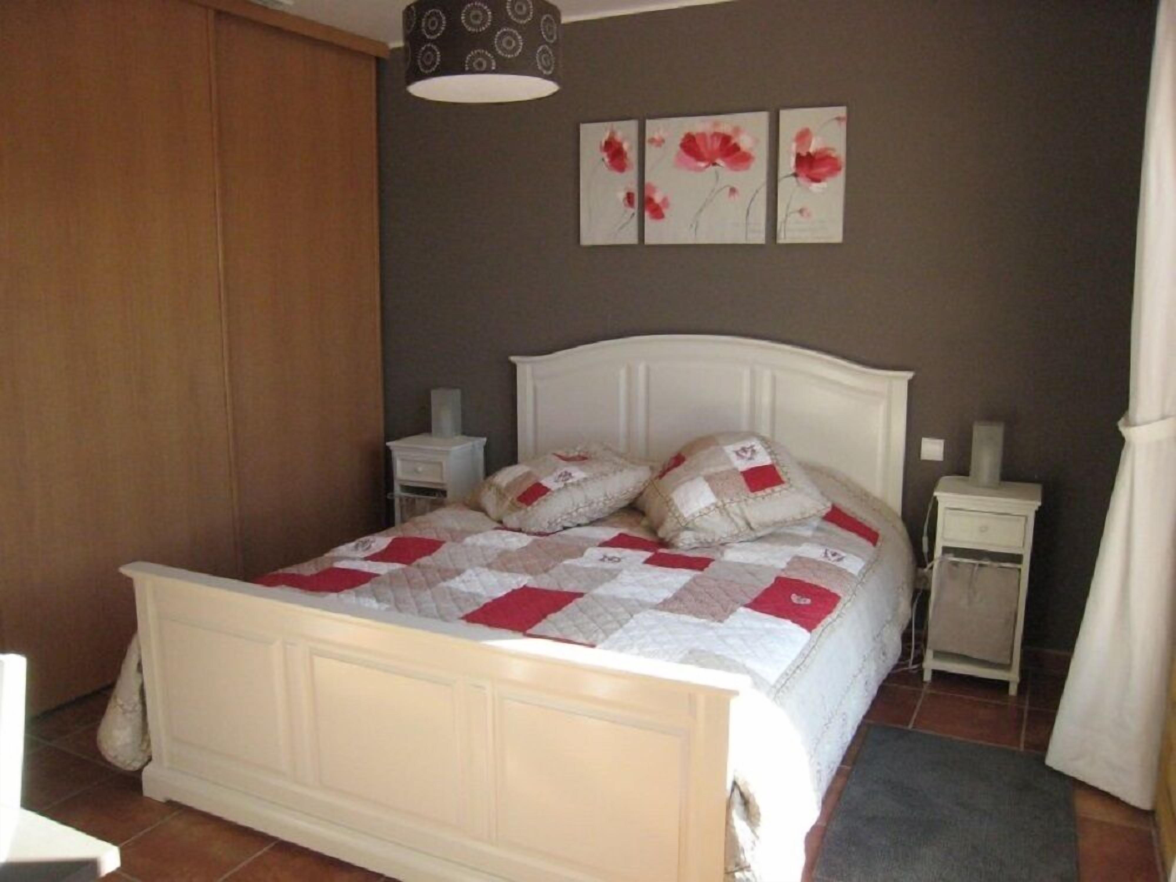 Chambre Double Classique (Coquelicot) | Fer et planche à repasser, Wi-Fi gratuit, draps fournis