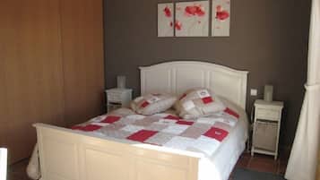 Classic-Doppelzimmer (Coquelicot) | Bügeleisen/Bügelbrett, kostenloses WLAN, Bettwäsche