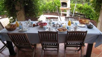 Menyajikan masakan lokal