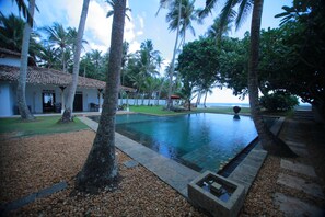 Outdoor pool - Olanda Private Beach Villa (Unawatuna)