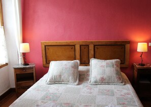 Habitación Confort doble, baño privado, vistas al jardín (Chambre rose) | Tabla de planchar con plancha, wifi gratis, ropa de cama