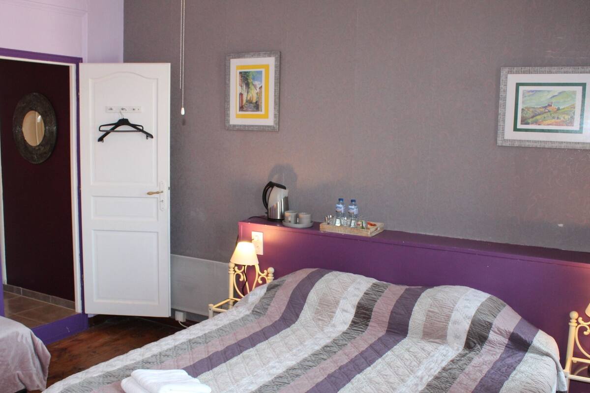 奢华三人房, 私人浴室, 山景 (Chambre Lila) | 熨斗/熨板、免费 WiFi、床单