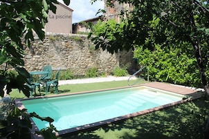 Piscina externa sazonal, espreguiçadeiras