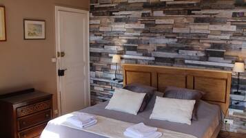 Superior Double Room, Private Bathroom, Garden View (Chambre CanigĂł) | Iron/ironing board, free WiFi, bed sheets