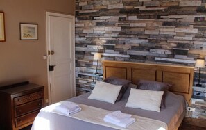 Superior Double Room, Private Bathroom, Garden View (Chambre Canigó) | Iron/ironing board, free WiFi, bed sheets - Maison Prades (Prades)