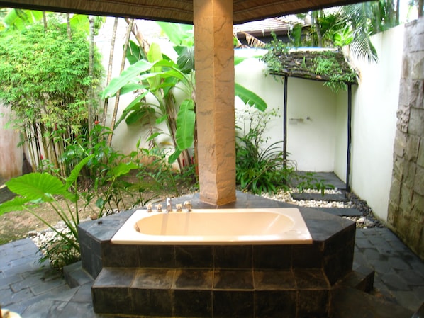 4 Bedrooms Villa | Baignoire à jets