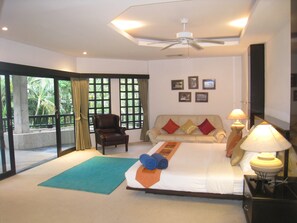 4 Bedrooms Villa | 4 chambres, coffres-forts dans les chambres, bureau