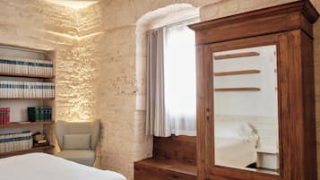 Suite Deluxe, edificio separato | Biancheria da letto di alta qualità, copriletto in piuma