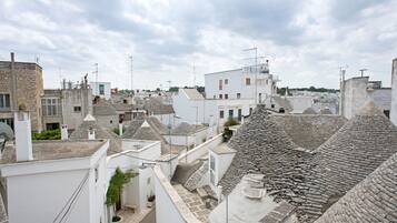 Un vicolo stretto con tetti in pietra e palazzi bianchi, tipico di una città europea storica.