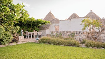 Villa exclusiva, vista al jardín, en edificio contiguo | Terraza o patio