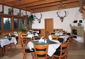 Desayuno buffet (EUR 6 por persona) 