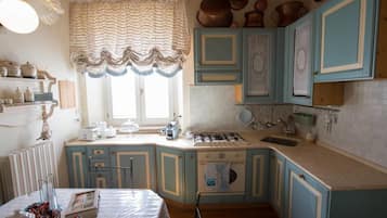 Appartamento Deluxe | Cucina privata | Frigorifero, microonde, forno, piano cottura